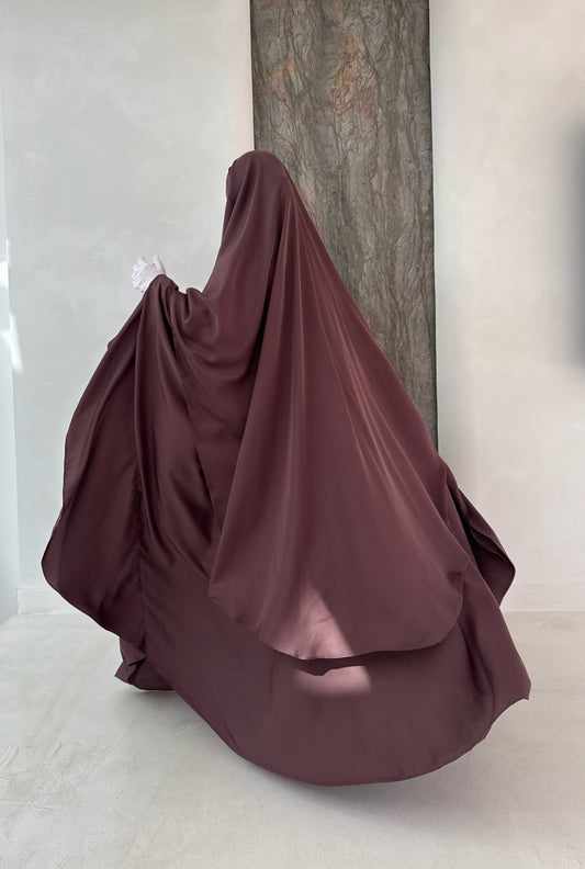 Khimar umrundete Maleeka Nidha